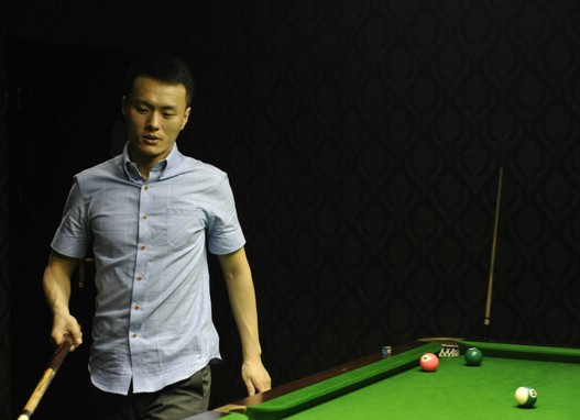 他跪在草地 他跪在草地